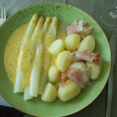 Spargel mit Maiwipfel-Hollandaise