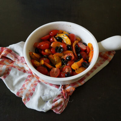 Herzhafte Aprikosen aus dem Backofen mit Tomate und Oliven