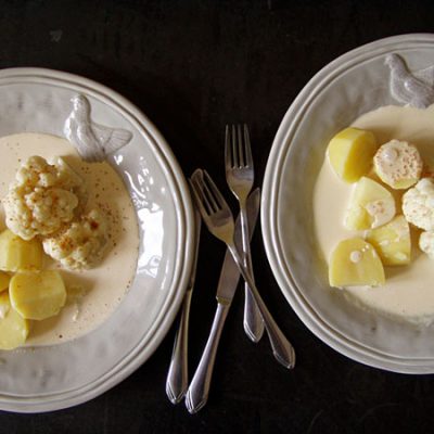 Blumenkohl mit Kaffrlimette und Gado Gado-Hollandaise