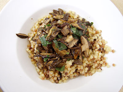 Fregola sarda mit Waldpilzen