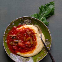 Polenta mit Gemüse-Löwenzahn in Tomatensoße