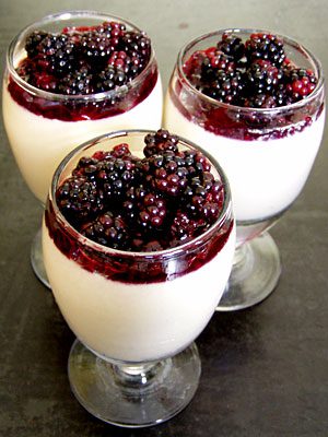 Lavendel-Mousse mit Brombeeren