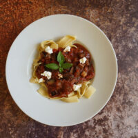 Tagliatelle mit Aubergine in Rotwein-Tomatensoße
