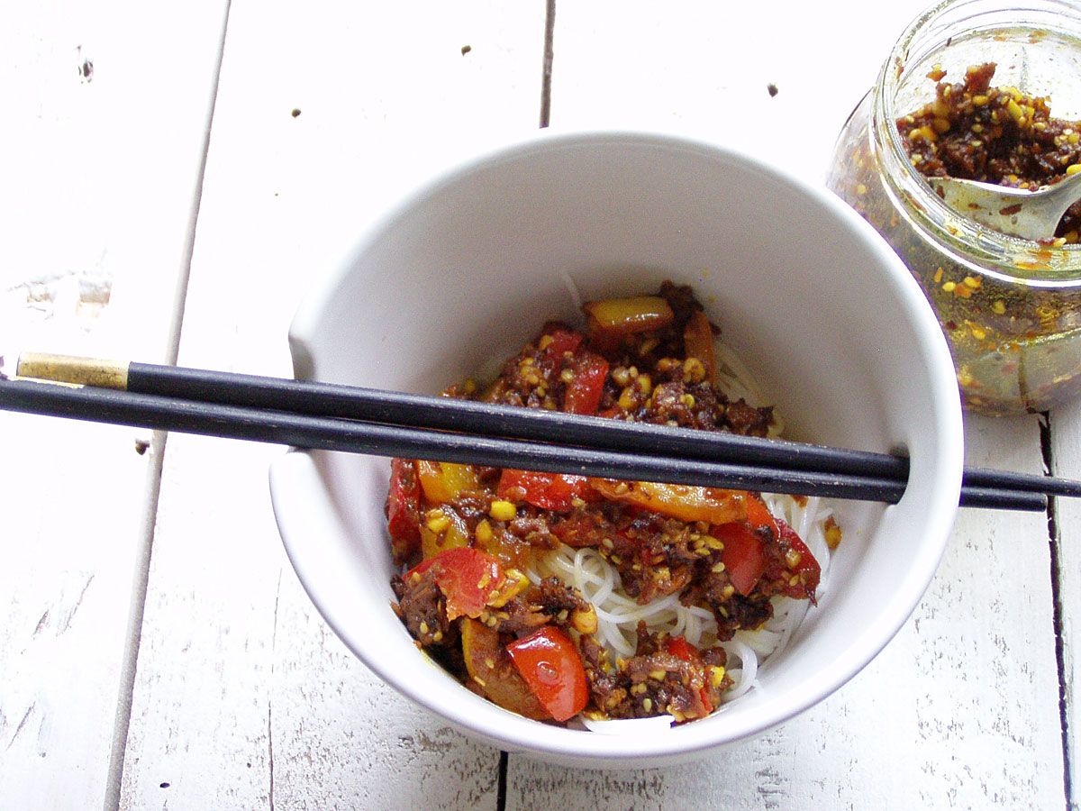 Reisnudeln mit Paprika-Shiitake-Gemüse