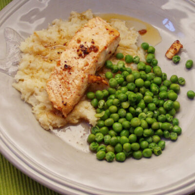 Sellerie-Kaffirlimetten-Püree mit Erbsen und Lachs