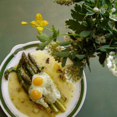 Grüner Spargel mit zitronigem Kartoffelpü und Wachtelei